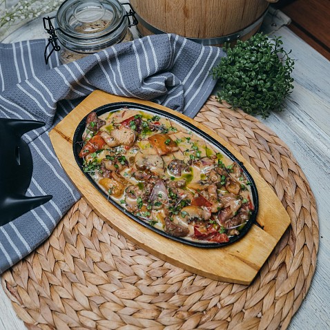 Сковородка с мясом и овощами